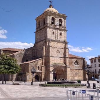 Fachada exterior de la colegiata de San Miguel