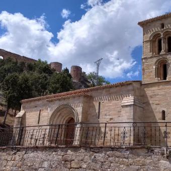 Santa Cecilia con el castillo de fondo