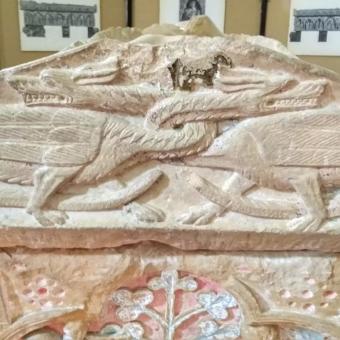 Dragones enlazados del sepulcro gótico de Gonzalo Ximénez de Cisneros en la Iglesia Museo de San Pedro, Cisneros Detalle de dragones en un sarcófago