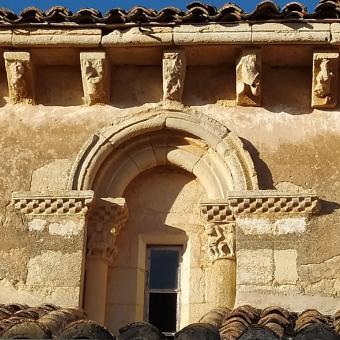 Detalle de los canecillos y ventana Iglesia de la Asunción, Villabermudo Detalle de los canecillos y ventana Iglesia de la Asunción