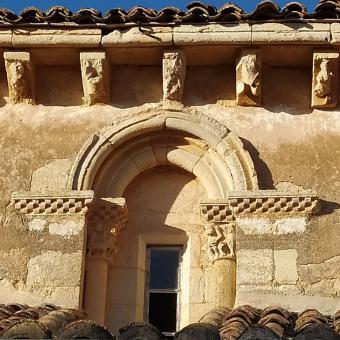 Detalle de los canecillos y ventana Iglesia de la Asunción 