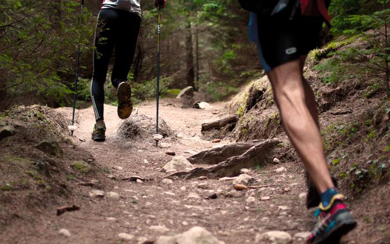 Señores corriendo por montaña