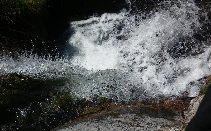 Agua saliendo de la Cueva del Cobre, Santa María de Redondo