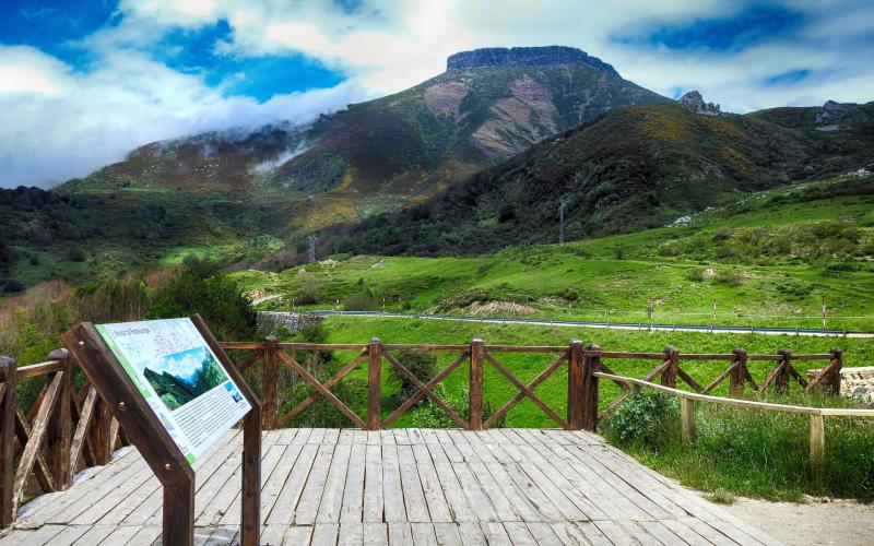 Mirador de Piedraluengas, al fondo Peña Labra