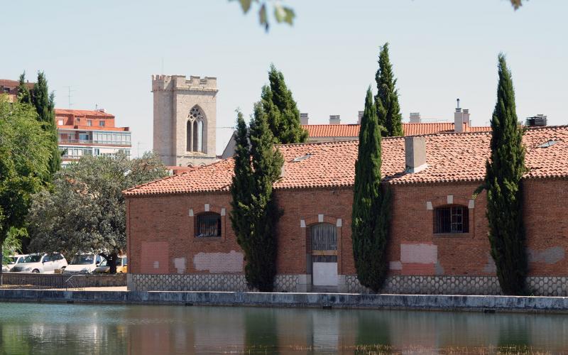 Dársena de Palencia, al fondo Iglesia de San Miguel