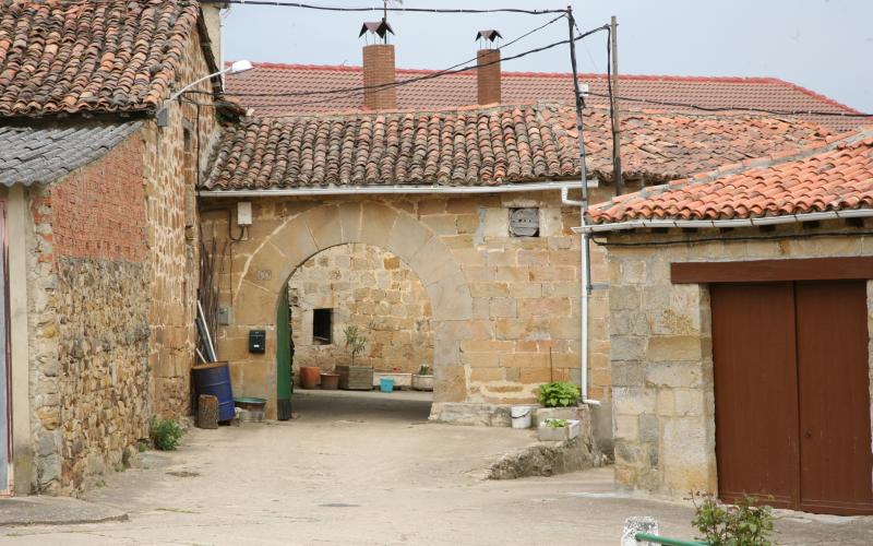 Arco de entrada de una casa de Berzosilla