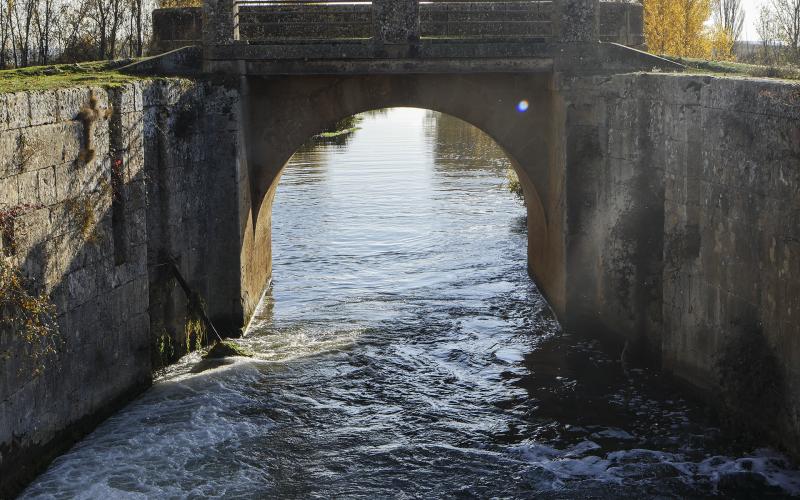 Puente sobre el Canal d a su paso por Boadilla del Camino