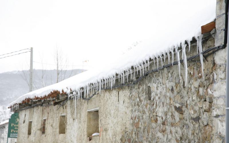 Huellas del invierno en los aleros de las casas de Camasobres