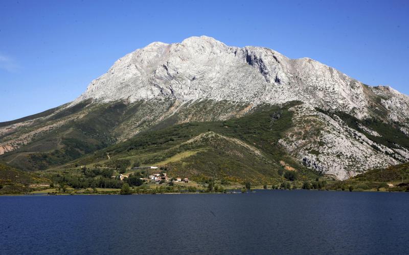 Panorámica de Camporredondo de Alba y el Espigüete al fondo