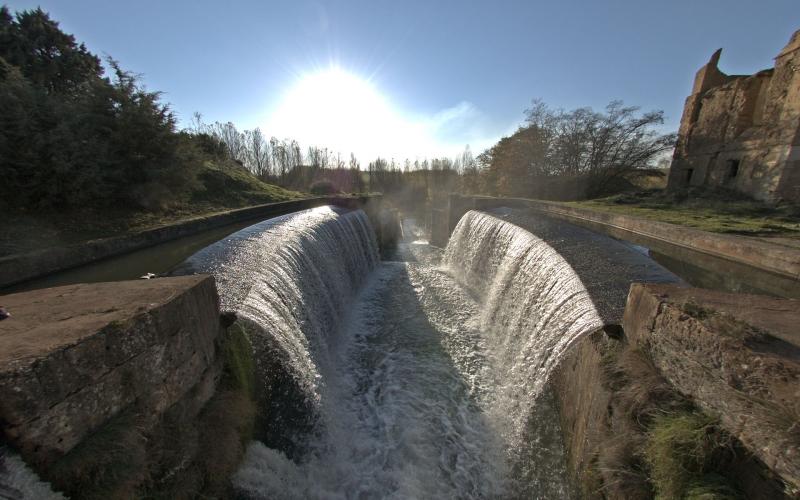 Una de las esclusas ovaladas de Calahorra de Ribas