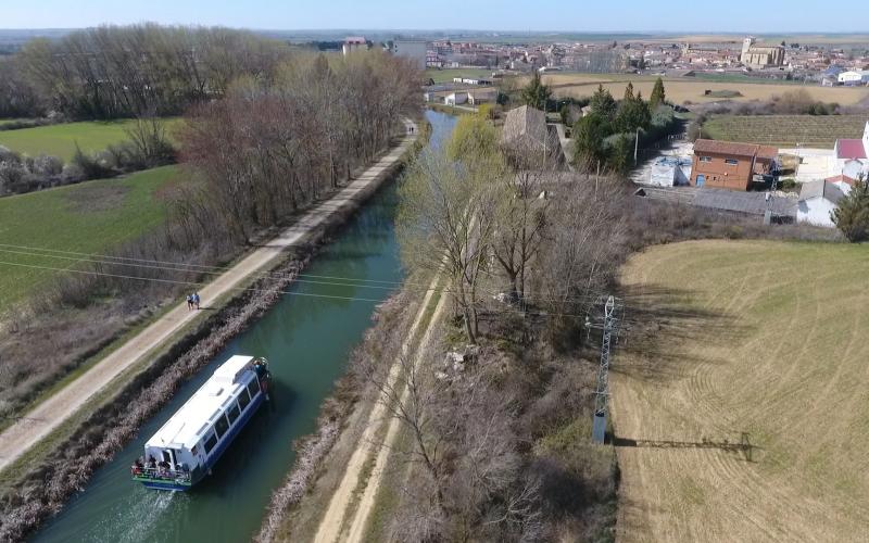 Barco Juan de Homar en el Canal de Castilla