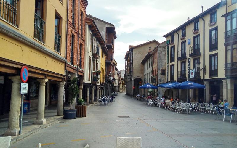 Plaza mayor de Cervera de Pisuerga y sus soportales