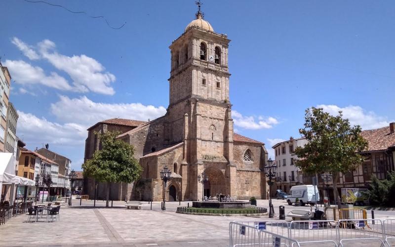 Vista de la colegiata desde la Plaza de España