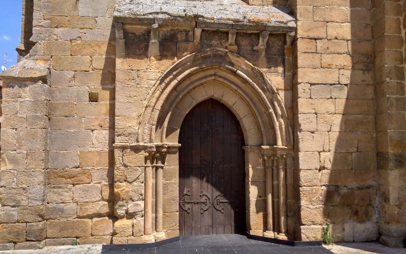 Puerta lateral Colegiata de San Miguel