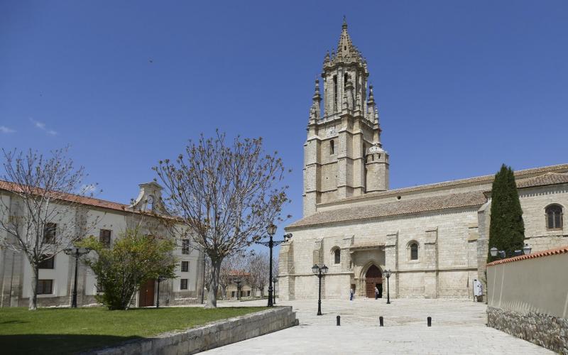 Fachada exterior de la colegiata y la Giralda de Campos