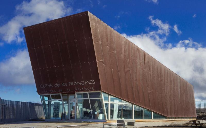 Edificio y acceso de la Cueva de los Franceses