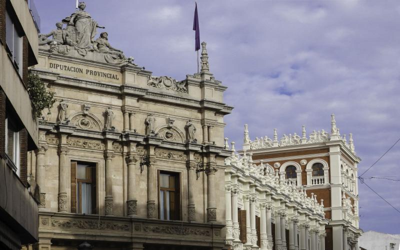 Fachada principal y torre bajo las nubes del Palacio de la Diputación de Palencia