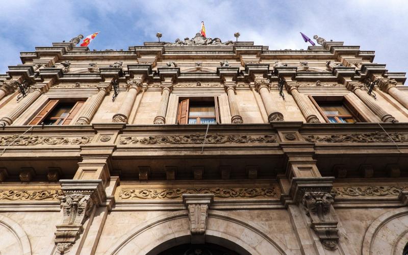 Fachada principal desde abajo del Palacio de la DIputación de Palencia