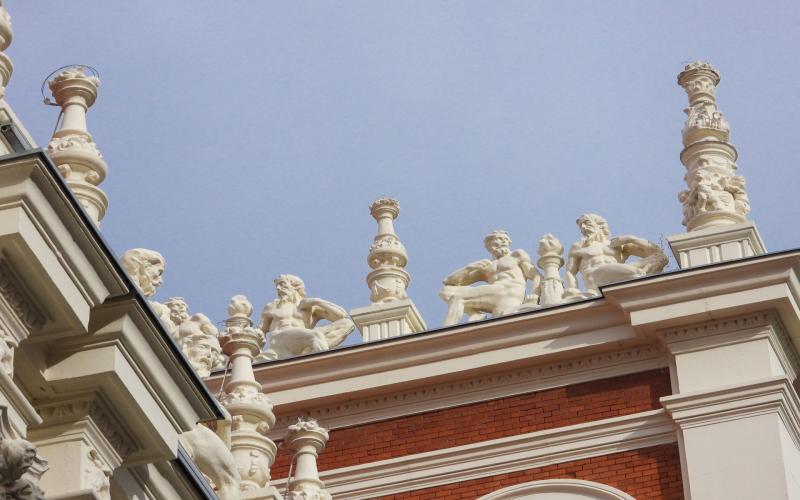 Balaustrada coronando las paredes del Palacio de la Diputación de Palencia