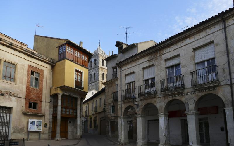 Casa de la Nava, C.T.R. "Casa de la Bótica", al fondo la Iglesia de Santa María de la Asunción