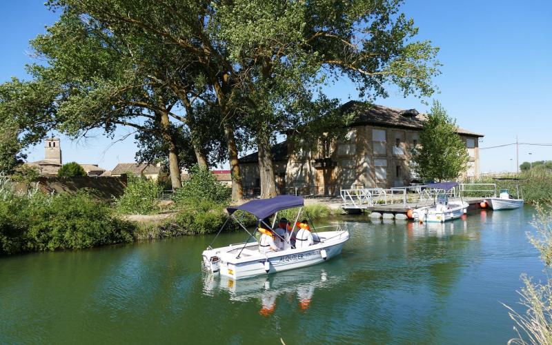 Embarcaciones en el Canal de Castilla en Villaumbrales