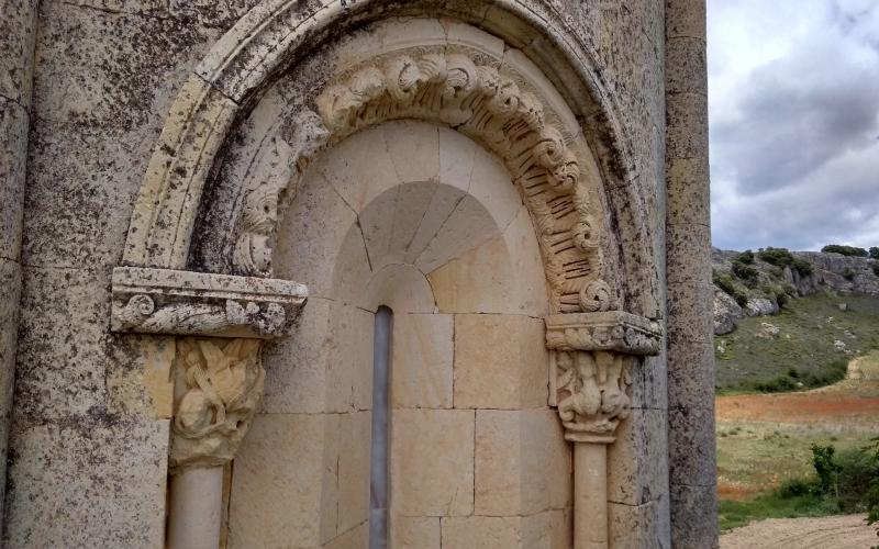 Detalle del ventanal del ábside ermita de Santa Cecilia