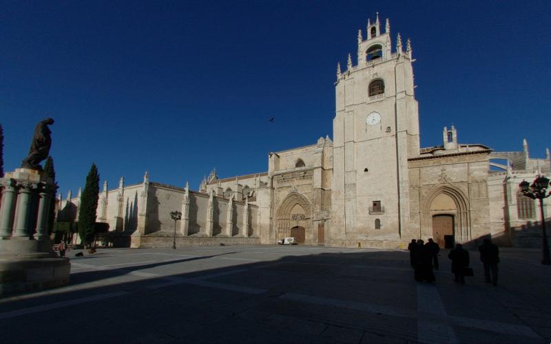 Catedral de San Antolín desde la Plaza de la Inmaculada