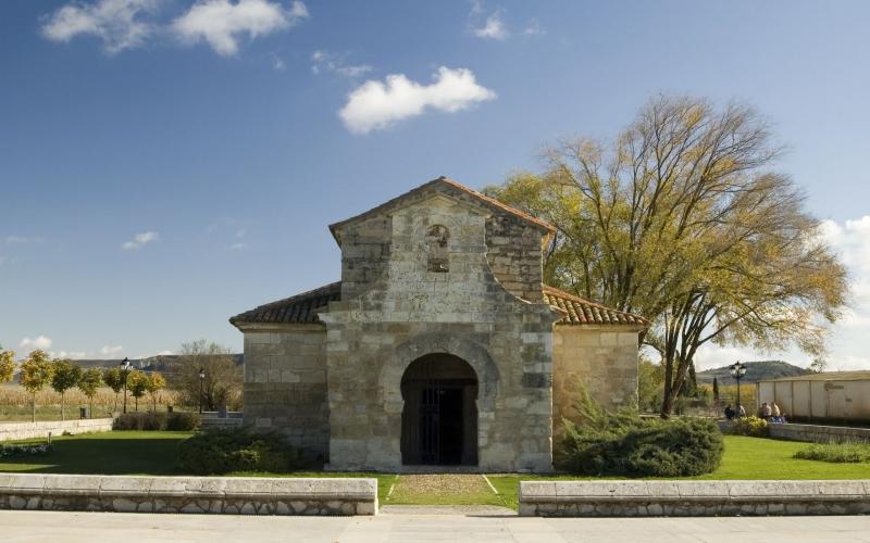 Fachada principal de la Basílica de San Juan de Baños