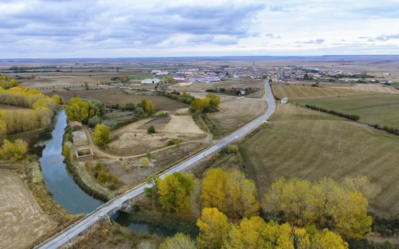 Panorámica del Canal de Castilla a su paso por Fuentes de Nava, al fondo