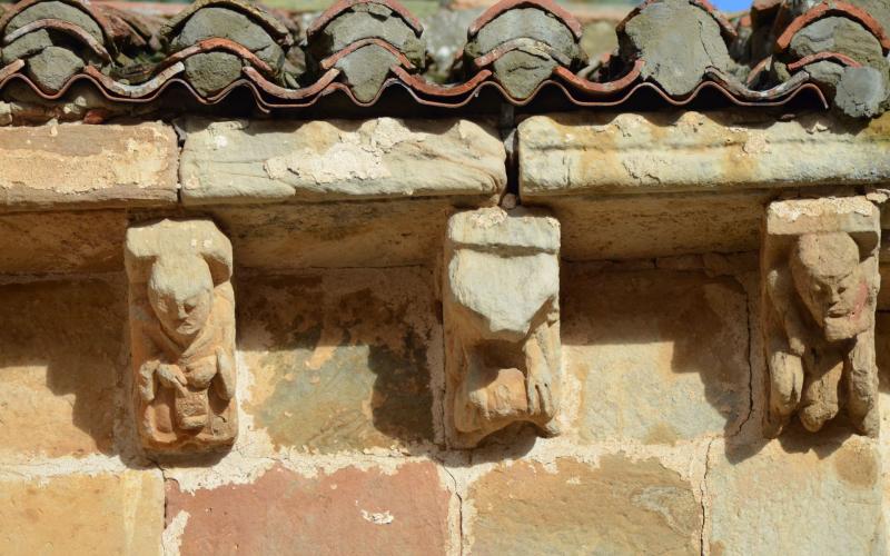 Detalle canecillos de la Iglesia de San Andrés