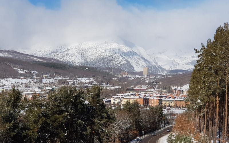 Guardo nevado con la térmica de Velilla de fondo