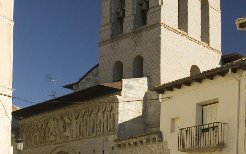 Torre y portada de la iglesia de Santiago