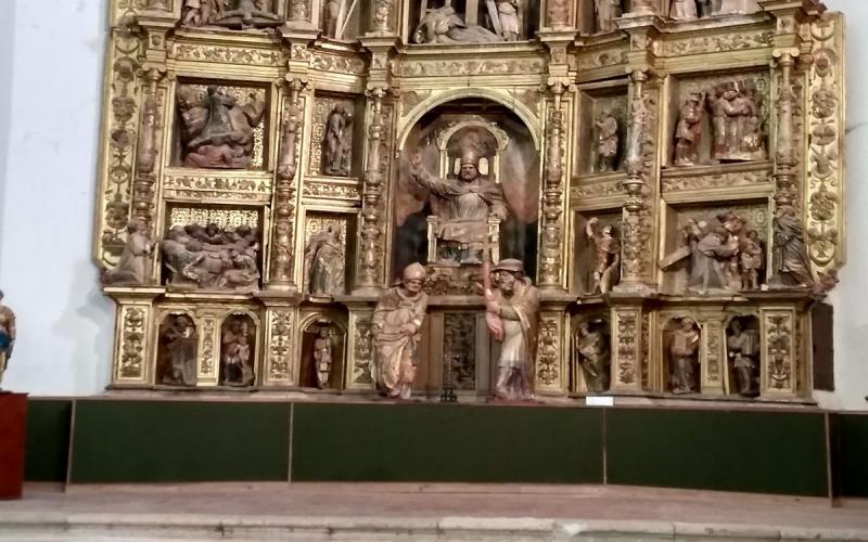 Retablo mayor con tumbas a sus pies en la Iglesia Museo de San Pedro