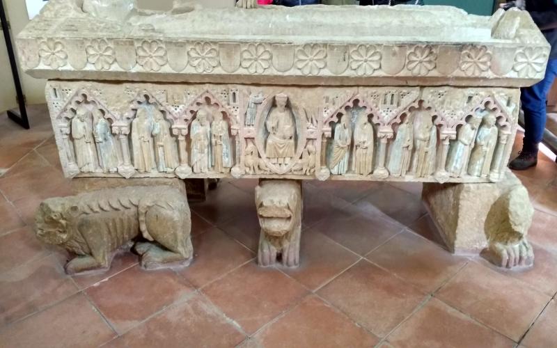 Relieves del sepulcro gótico de Gonzalo Ximénez de Cisneros en la Iglesia Museo de San Pedro