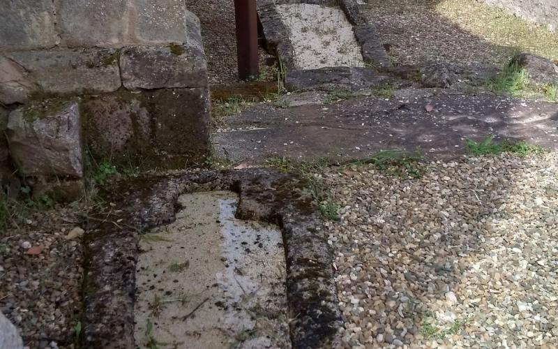 Tumbas antropomorfas de la necrópolis adyacente a la iglesia