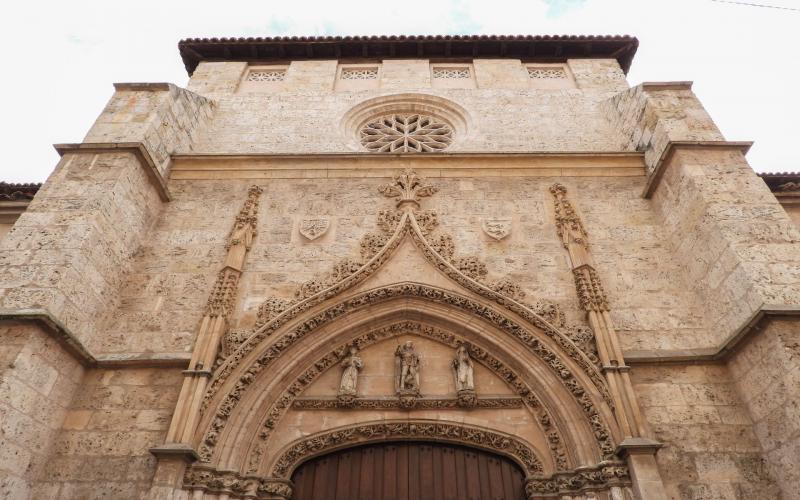 Detalle de la portada principal del Convento de las Claras