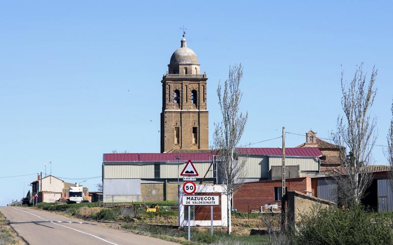 Mazuecos de Valdeginate con la Iglesia de San Miguel