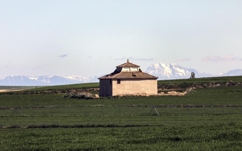 Palomar de Mazuecos de Valdeginate con la Montaña Palentina al fondo