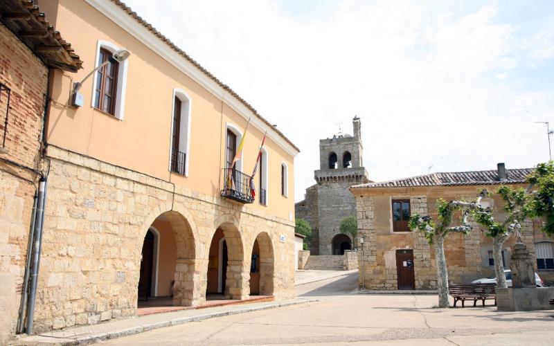 Panorámica de Meneses de Campos, al fondo Iglesia de Nuestra Señora de Tovar