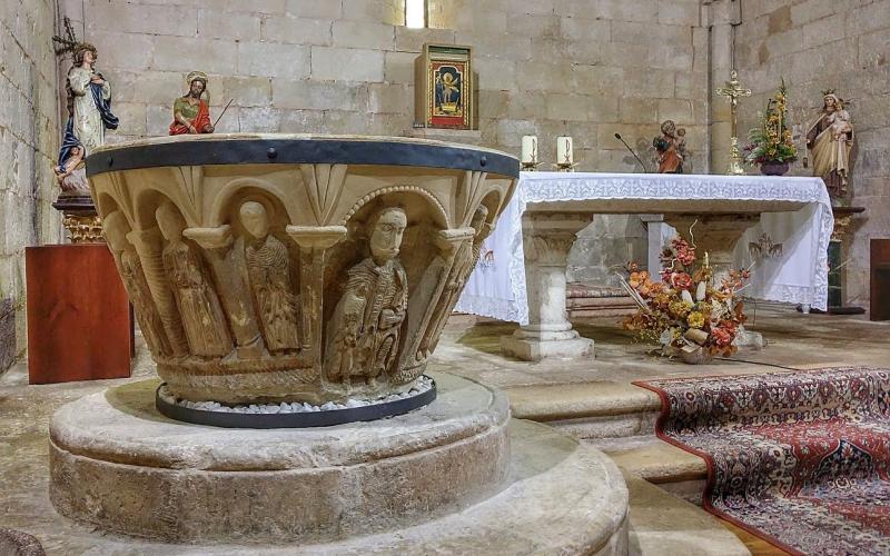 Detalle pila bautismal y altar, Moarves de Ojeda