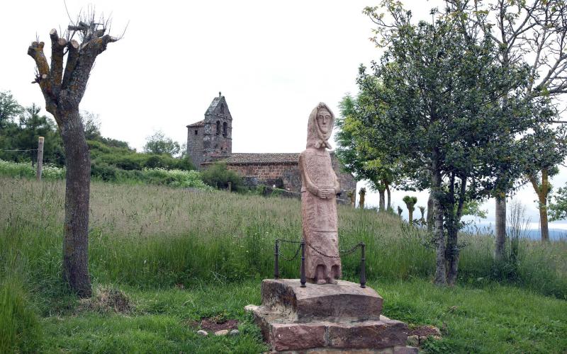 Escultura homenaje a la Mujer Palentina, al fondo Iglesia de Nuestra Señora de la Asunción