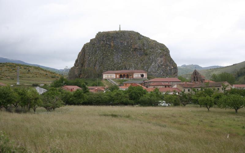 Panorámica de Mudá, al fondo la Virgen de Mudá