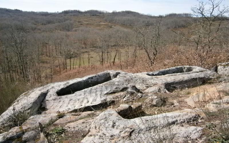 Tumbas antropomorfas de la necrópolis medieval de Canduela