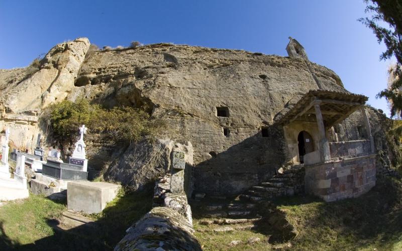 Portada y cementerio de la iglesia