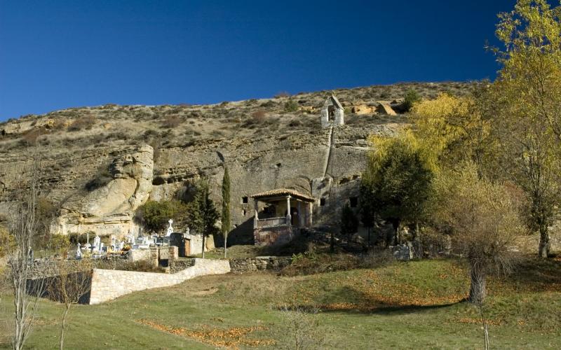 Panorámica completa del exterior de la iglesia de los Santos Justo y Pastor