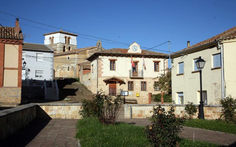 Ayuntamiento de Olmos de Ojeda, al fondo Iglesia de San Miguel