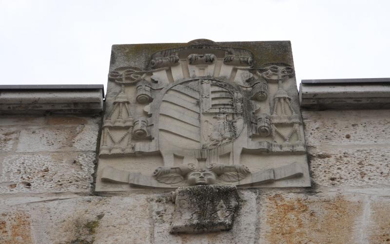 Blasón de la fachada del Palacio Episcopal de Palencia