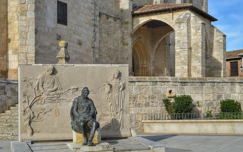 Monumento a Jorge Manrique, al fondo Santa Eulalia