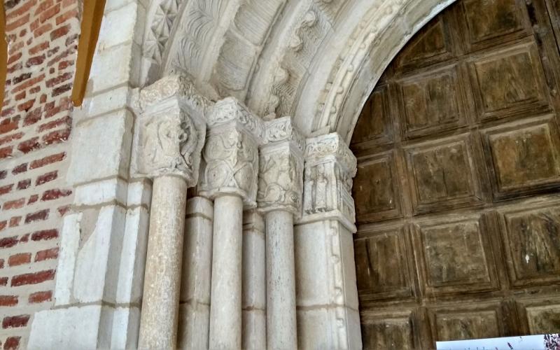 Detalle de la portada de la Iglesia de San Quirico 