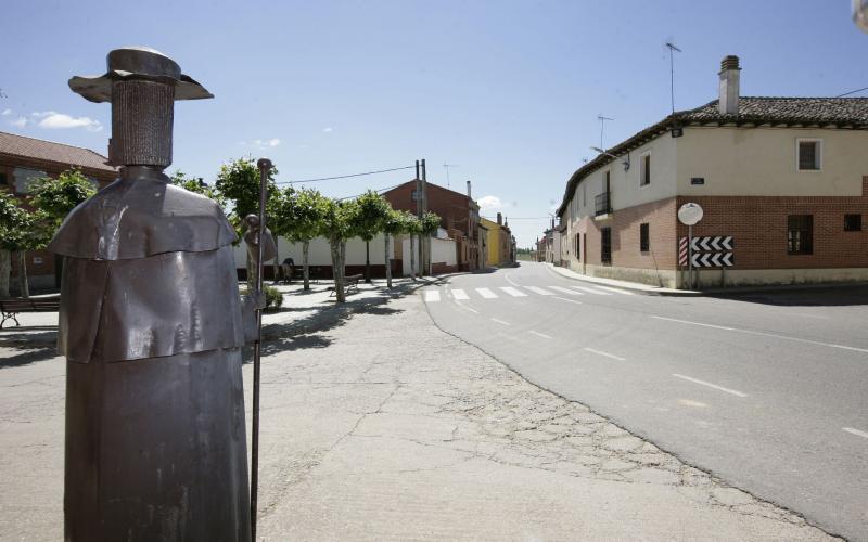 Peregrino mirando el Camino a su paso por Revenga de Campos